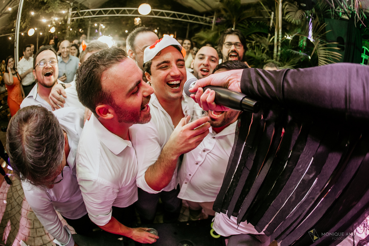 noivo e convidados cantando junto com a banda na recepção do casamento no Floriada Eventos em Holambra SP