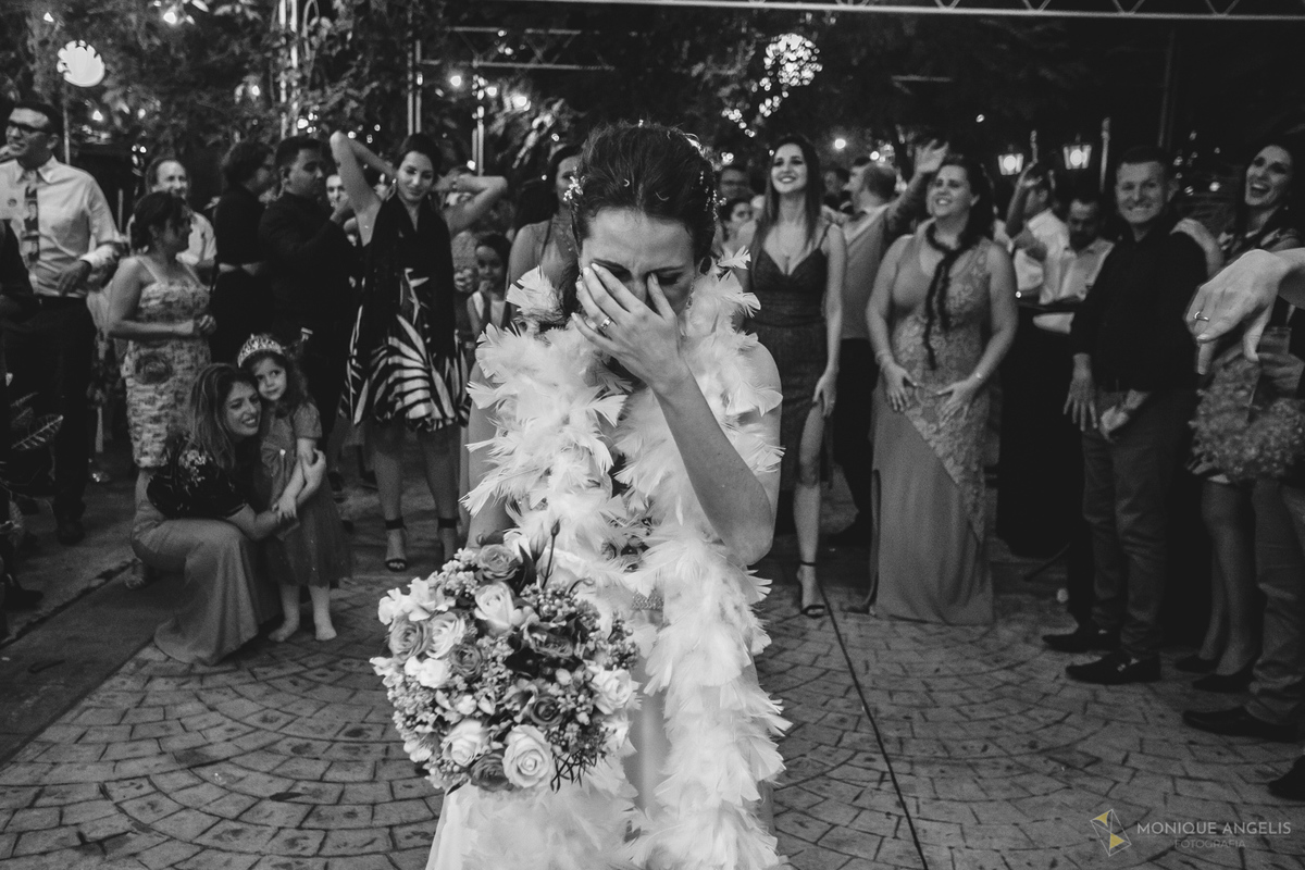 a noiva antes de jogar o buquê na pista de dança na recepção do casamento no Floriada Eventos em Holambra SP