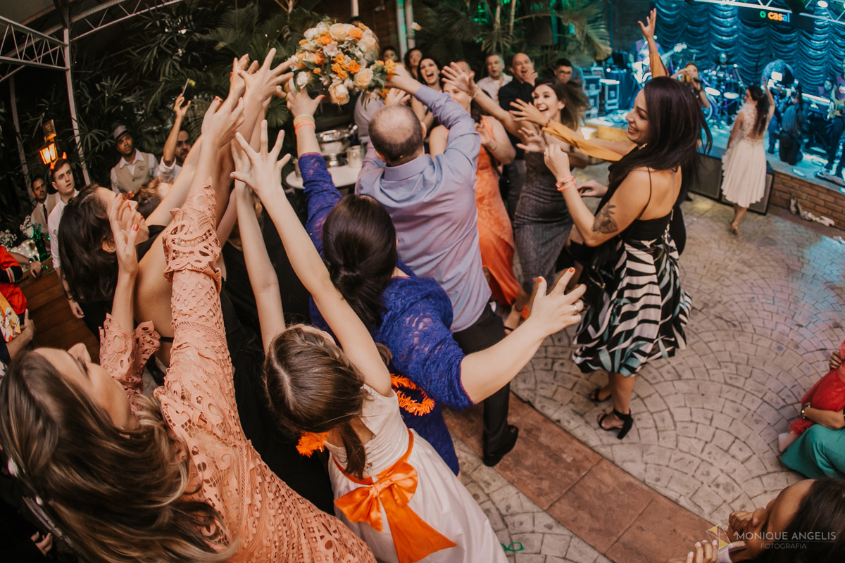 noiva joga o buquê para as solteiras na recepção do casamento no Floriada Eventos em Holambra SP