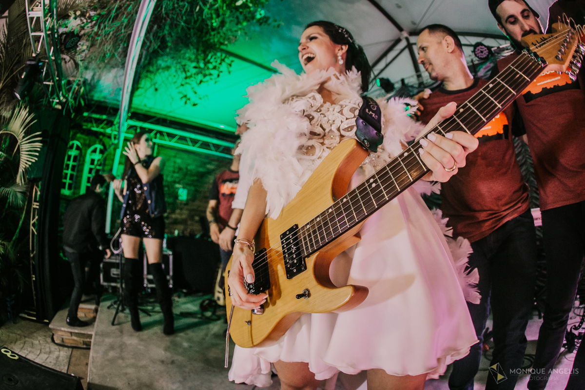 noiva tocando guitarra junto com a banda na recepção do casamento no Floriada Eventos em Holambra SP