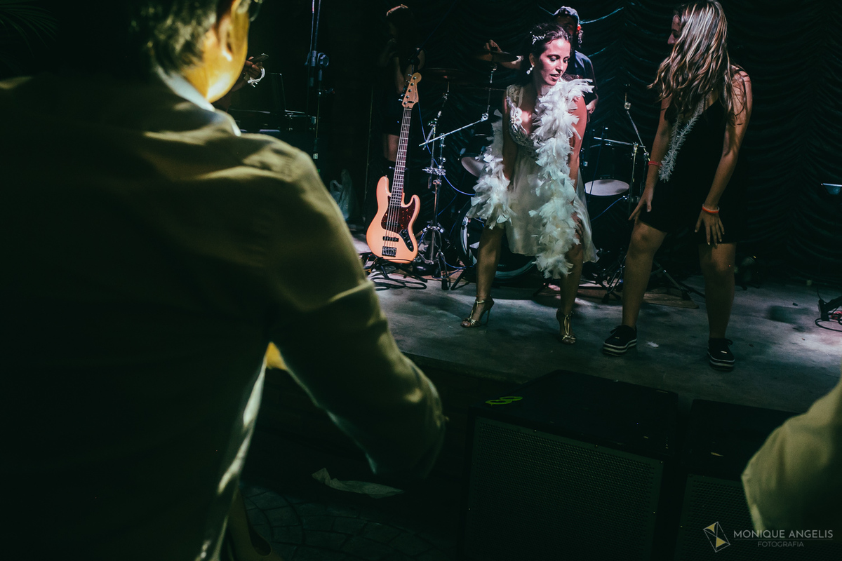 noiva dançando com sua convidada no palco na recepção do casamento no Floriada Eventos em Holambra SP