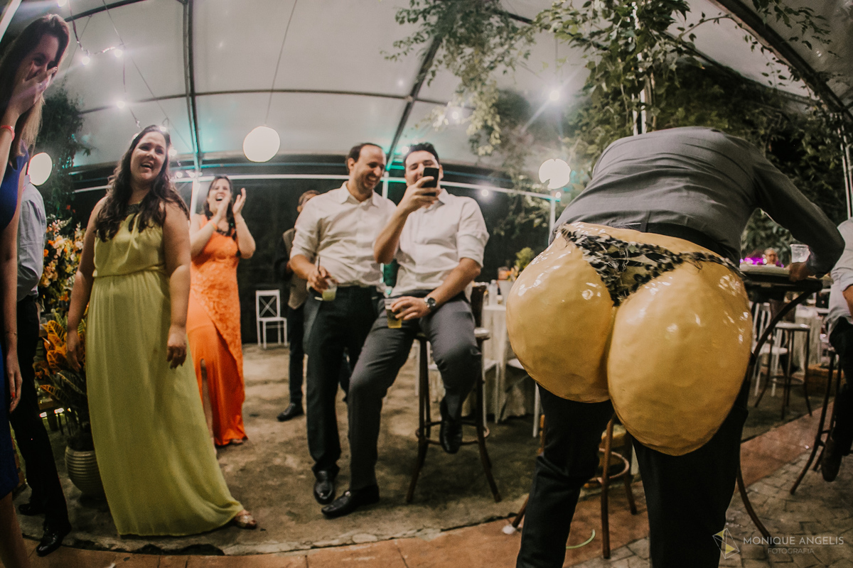 convidados se divertindo na pista de dança na recepção do casamento no Floriada Eventos em Holambra SP