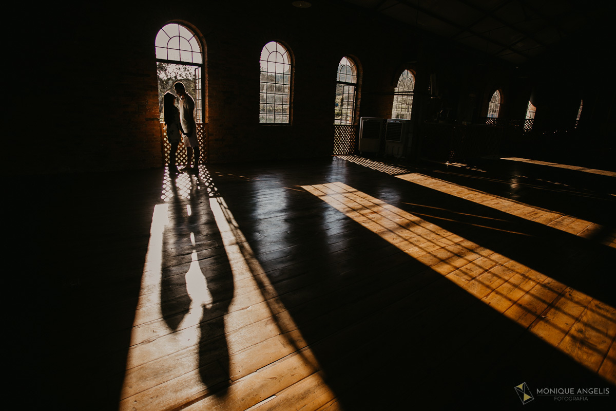 Foto de silhueta de casal no ensaio pré wedding na fazenda Quilombo Limeira