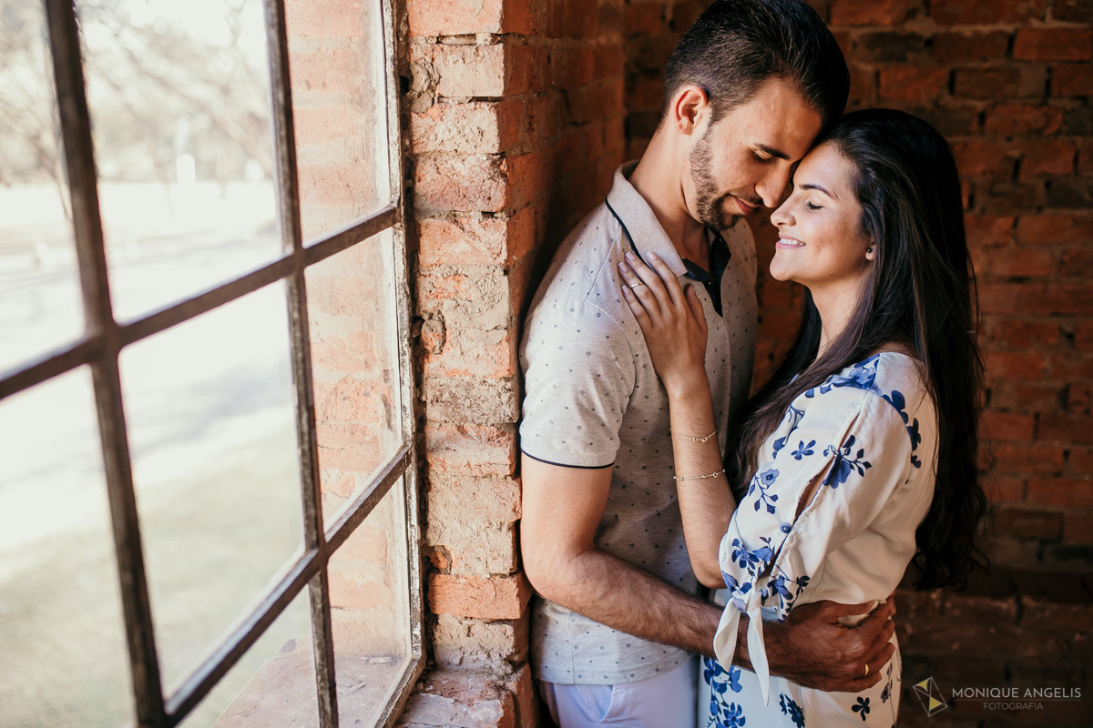Casal abraçados de olhos fechados em ensaio pré wedding na fazenda Quilombo Limeira