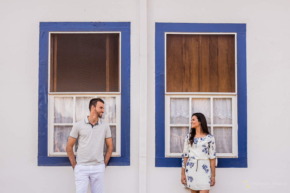 Foto de casal pousada na janela em ensaio pré wedding na fazenda Quilombo Limeira