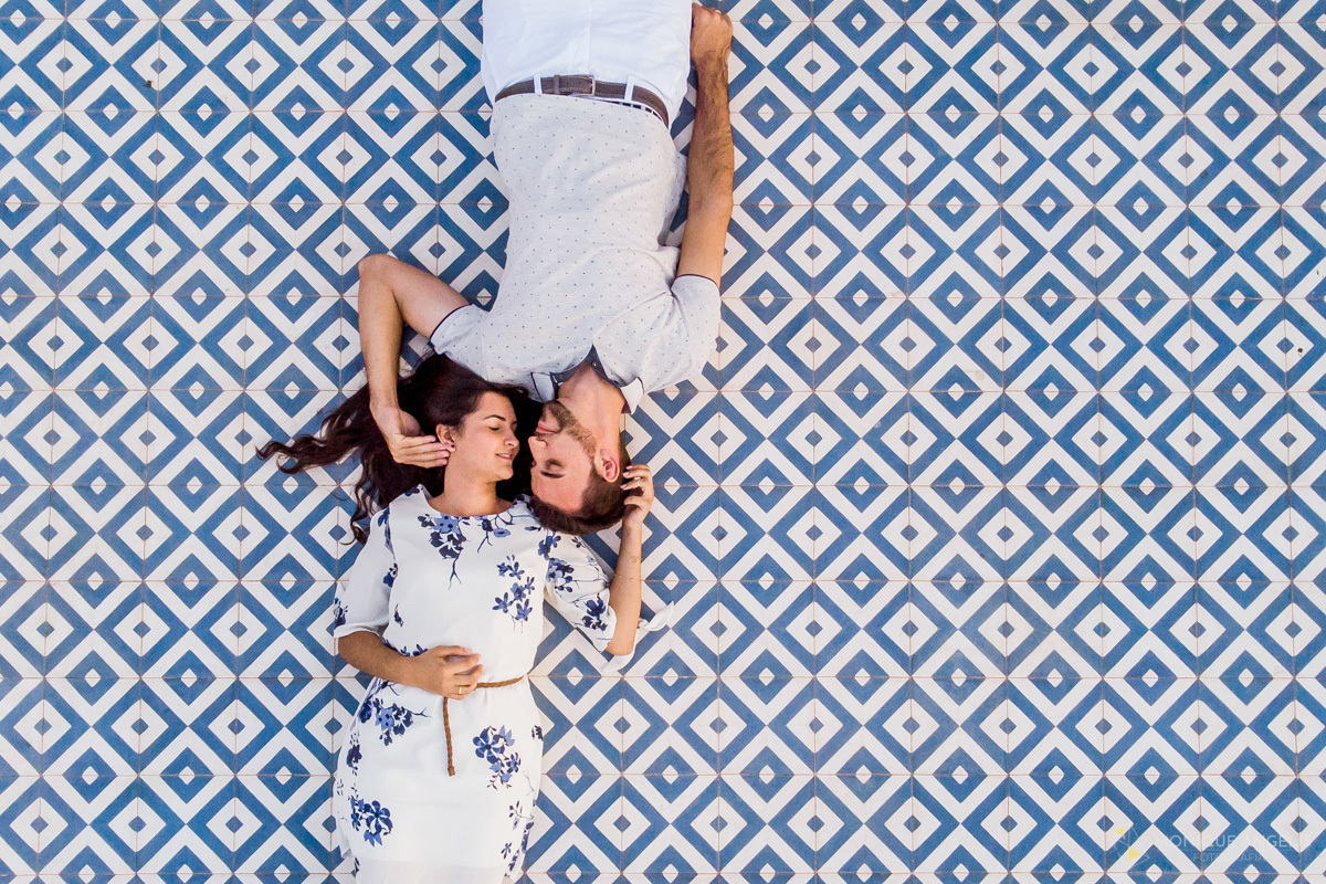 Foto de casal deitado no chão em ensaio pré wedding na fazenda Quilombo Limeira