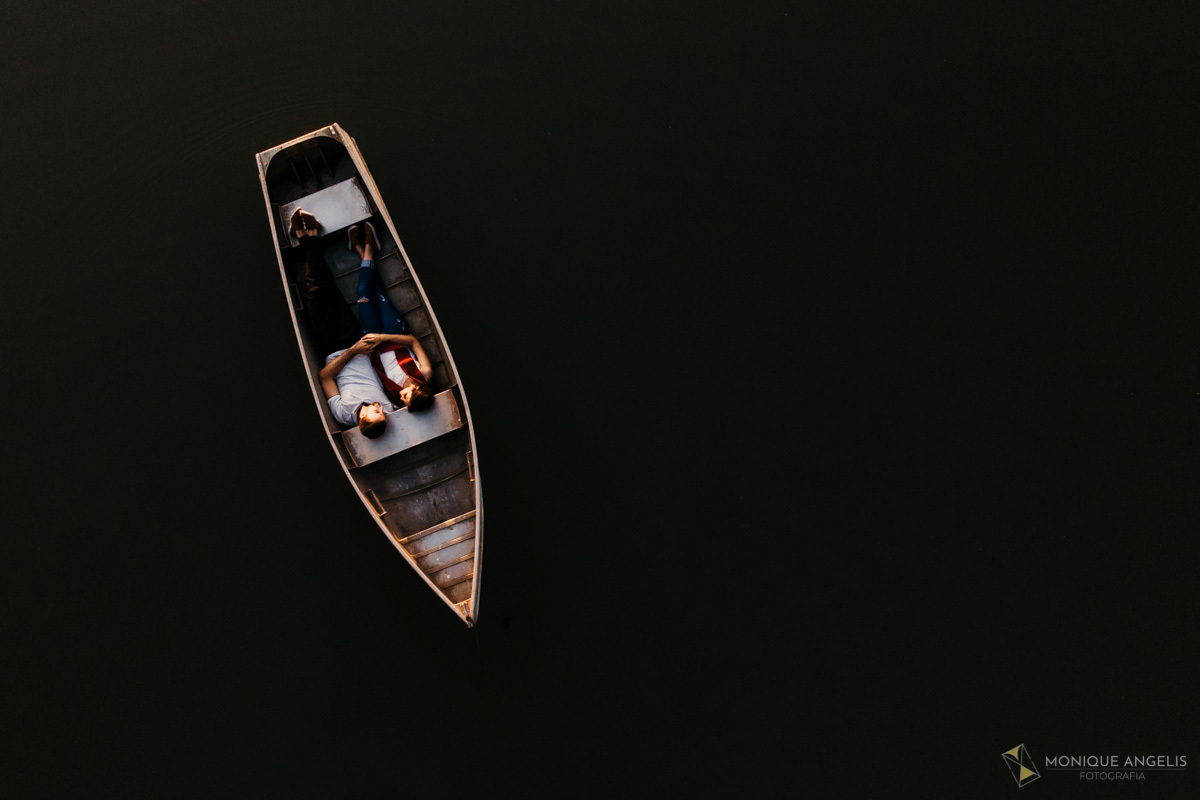 Foto de casal deitando dentro do barco em ensaio pré wedding na fazenda Quilombo Limeira