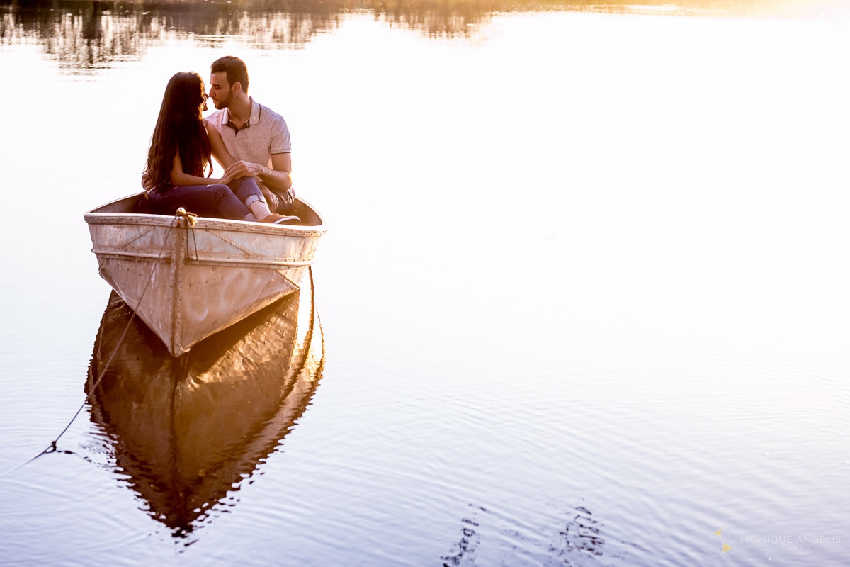 foto de casal dentro do barco no rio em ensaio pré wedding na fazenda Quilombo Limeira