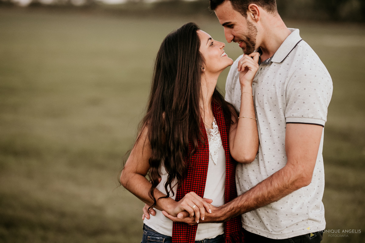 Foto de casal ao entardecer em ensaio pré wedding na fazenda Quilombo Limeira