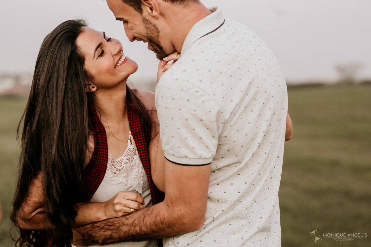 Foto de casal sorrindo em ensaio pré wedding na fazenda Quilombo Limeira