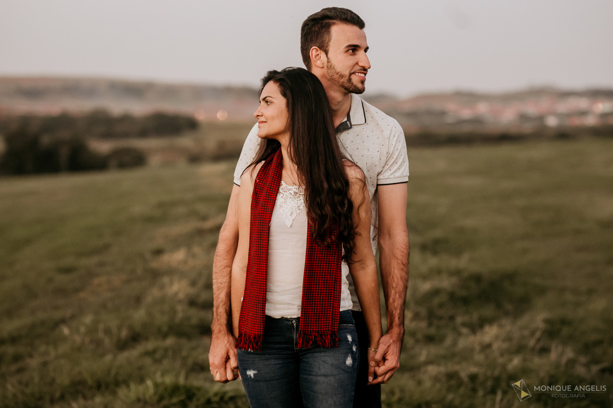 Foto de casal juntos ao entardecer em ensaio pré wedding na fazenda Quilombo Limeira