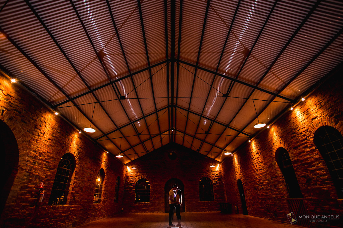 Foto de casal no salão da Fazenda Quilombo Limeira em ensaio Pré Wedding