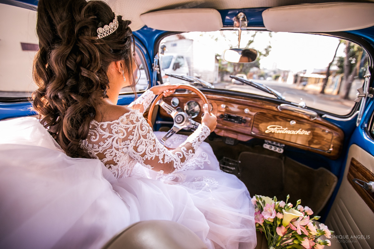 noiva dirigindo o fusca a caminho do seu casamento no Millenium Festas e Eventos