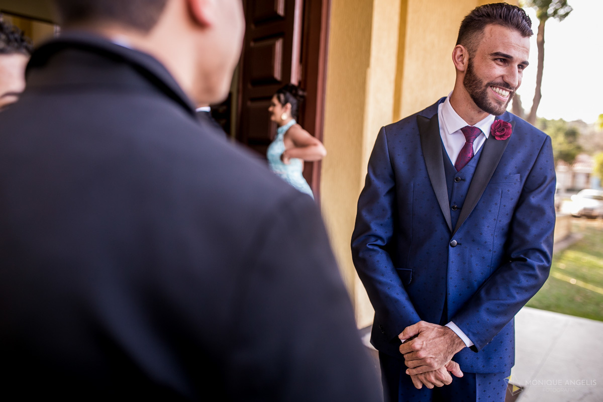 noivo recebendo seus convidados na porta da Igreja recebendo os convidados