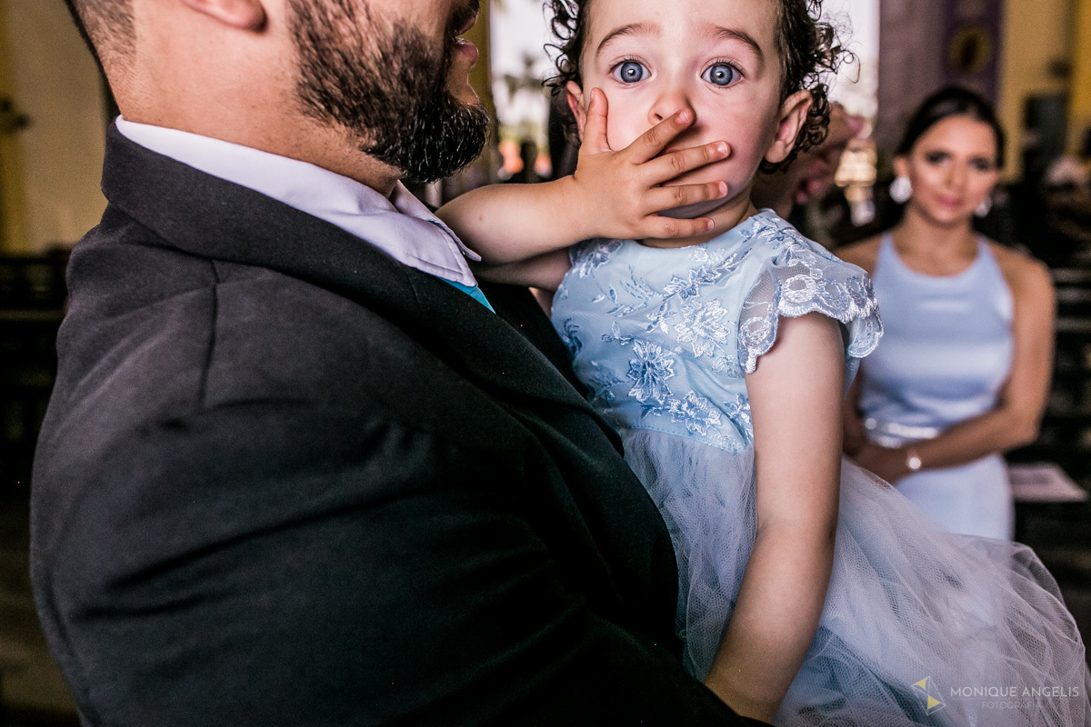 a daminha do casamento enviando beijos