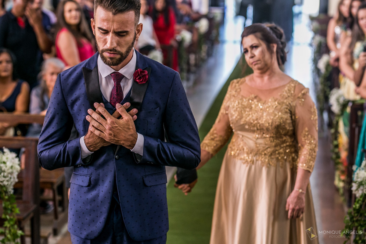 O noivo rezando antes da cerimônia chegando no altar