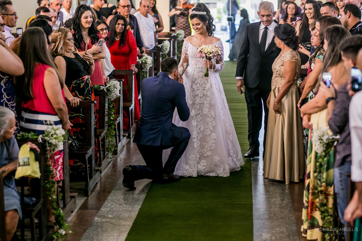noivo recebendo a noiva no corredor da Igreja 