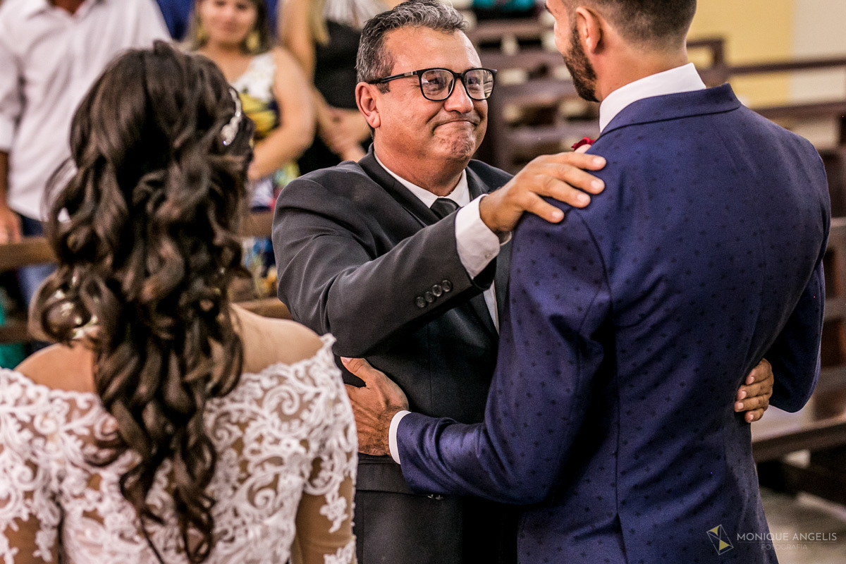 Pai do noivo cumprimentando o seu filho após a cerimônia de casamento
