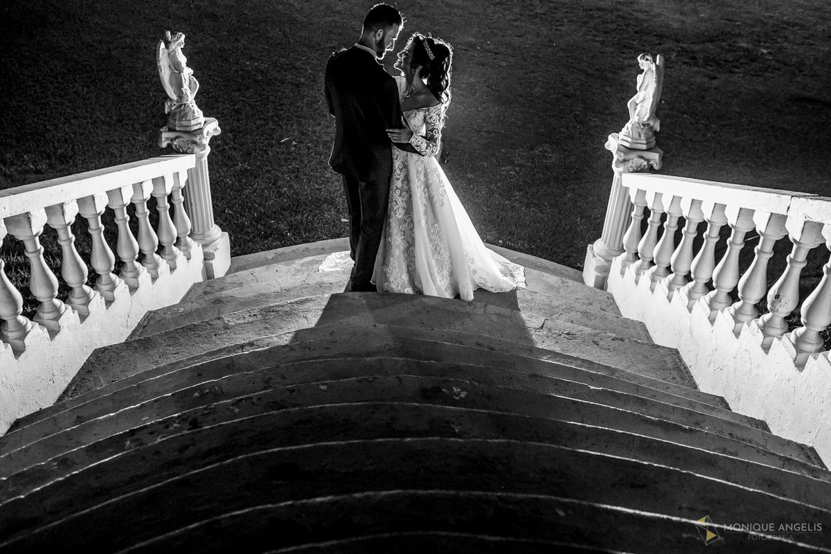 Foto do casal na escada durante o ensaio após a cerimônia de casamento no Millenium Festas e Eventos