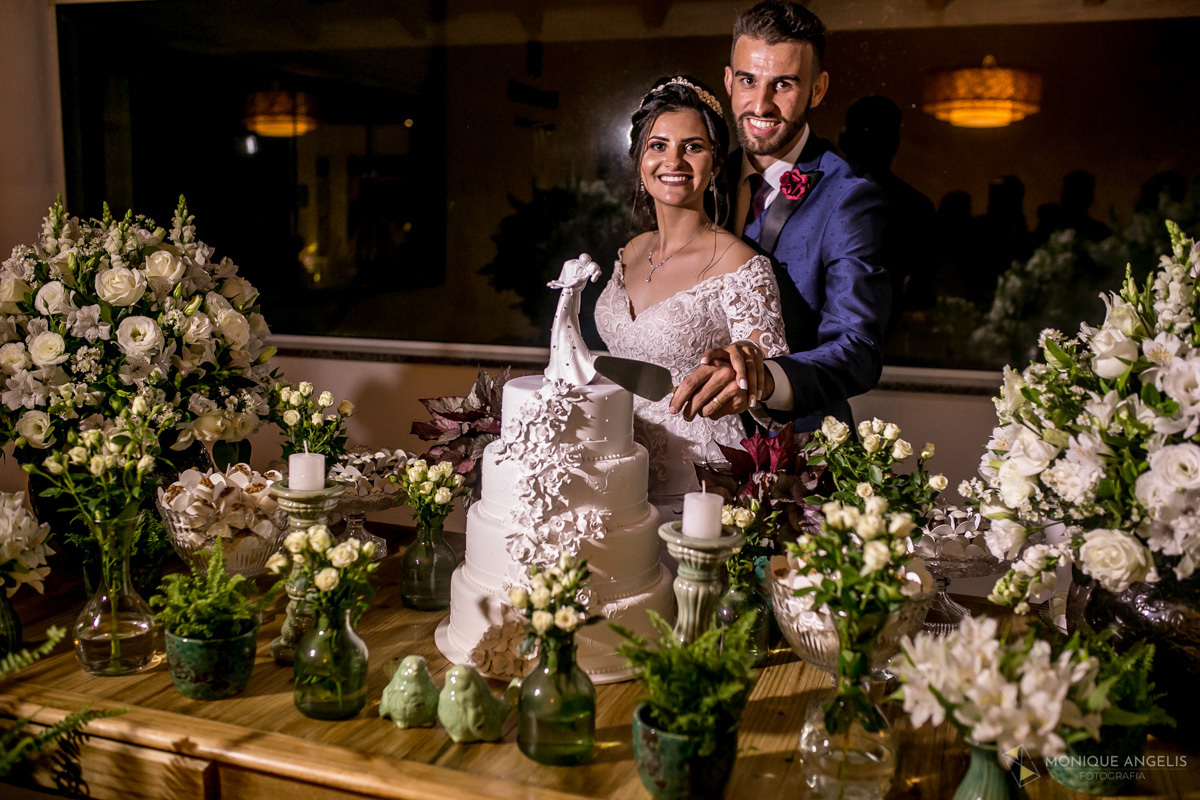 casal de noivos cortando o bolo no Millenium Festas e Eventos