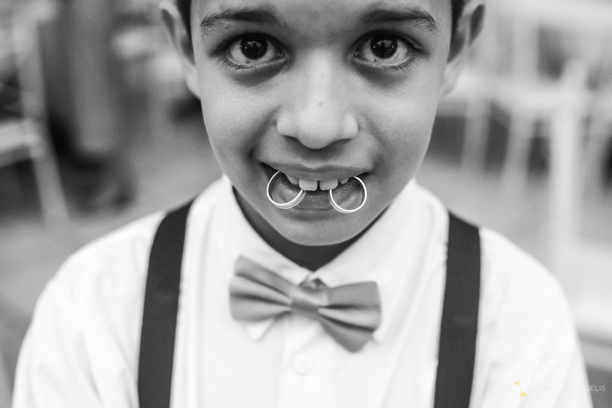 A aliança do casal de noivos com o pajem do casamento