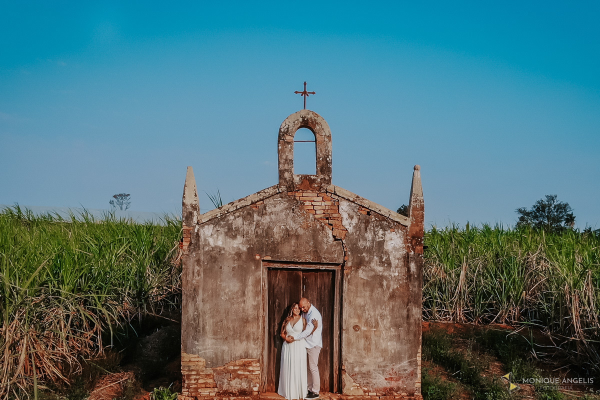 Ensaio Pre Wedding de casal de noivos em Holambra SP. Casal de noivos abraçados em frente a igreja