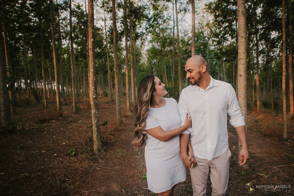Ensaio Pre Wedding de casal de noivos em Holambra SP. Casal de noivos de mãos dadas nos eucaliptos