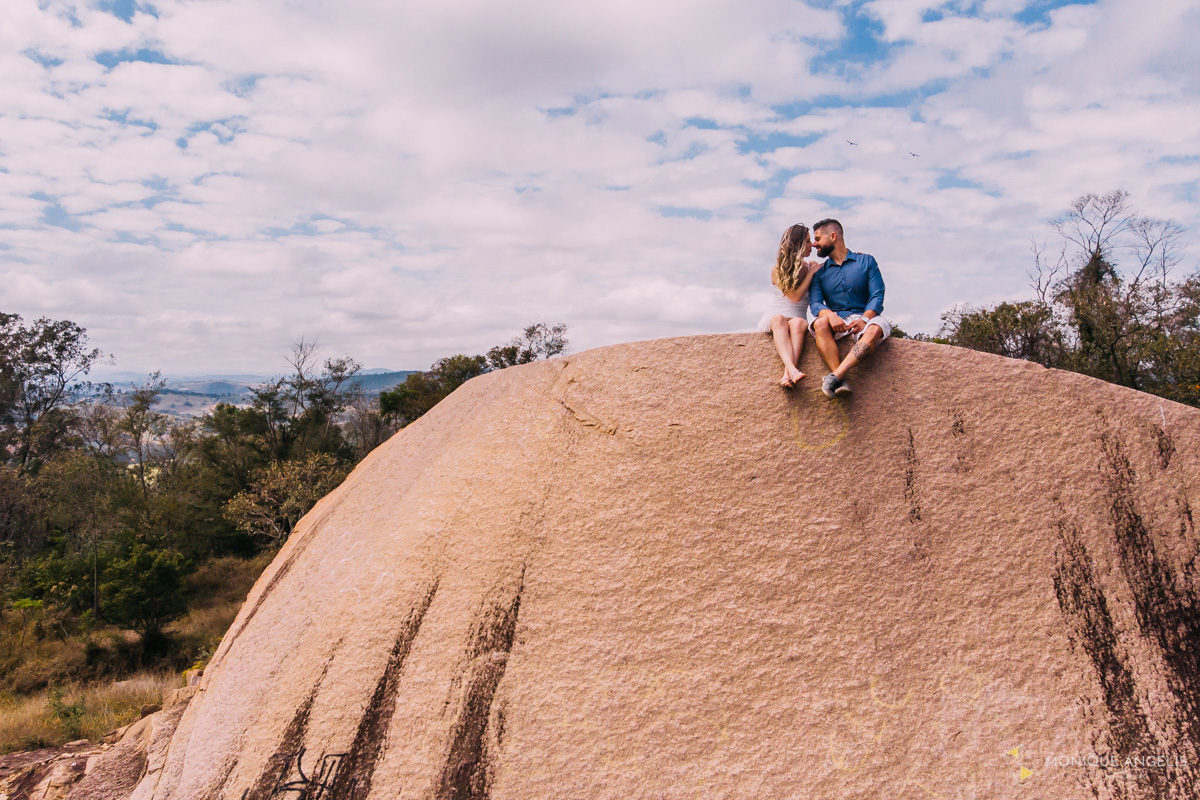 casal de noivos sentados na pedra durante ensaio pré-wedding no pico das cabras