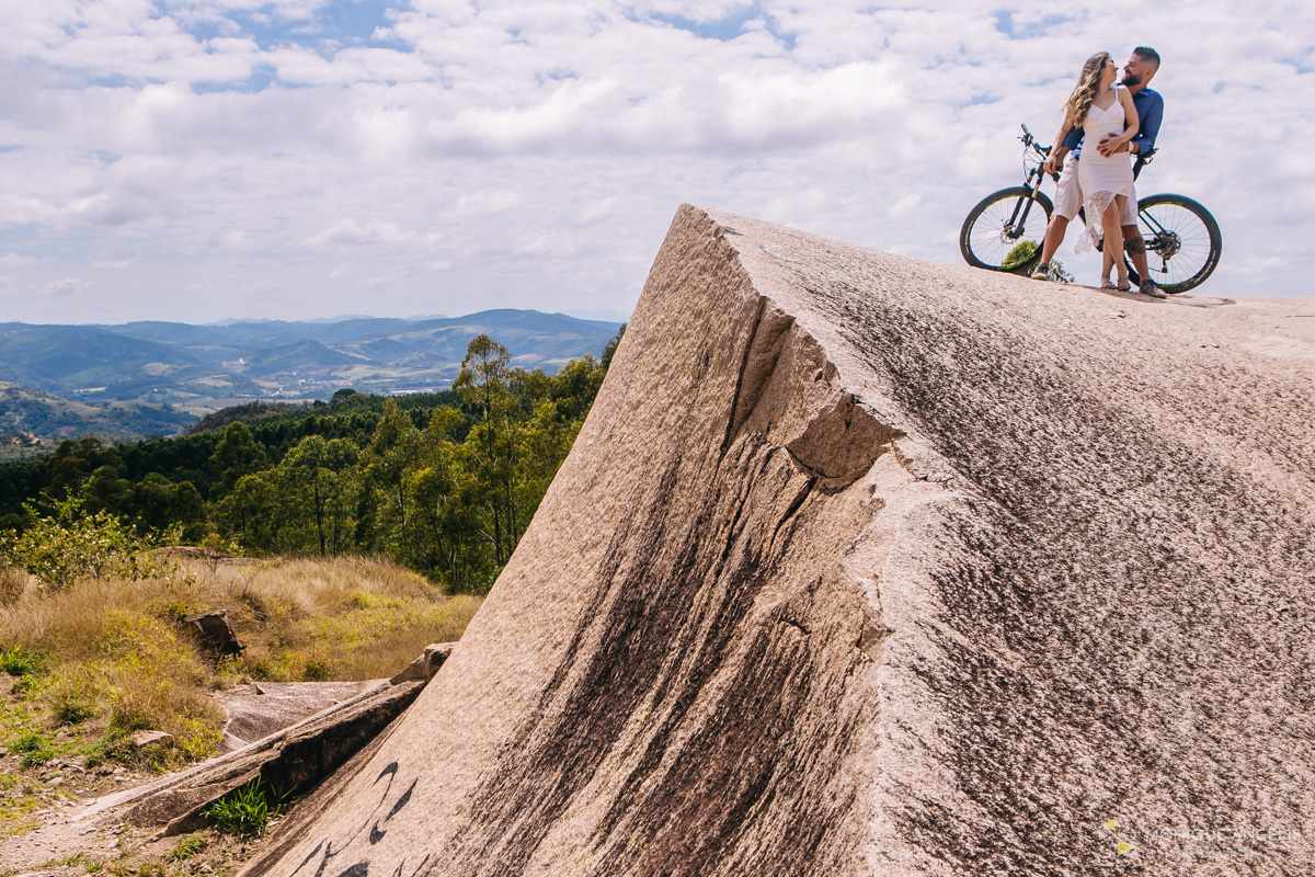 CASAL DE NOIVOS SOB A PEDRA EM ENSAIO DE NOIVOS NO PICO DAS CABRAS
