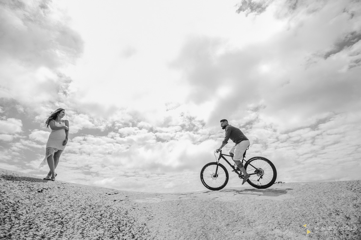 NOIVO CICLISTA PEDALANDO EM DIREÇAO A NOIVA EM ENSAIO PRE-WEDDING NO PICO DAS CABRAS