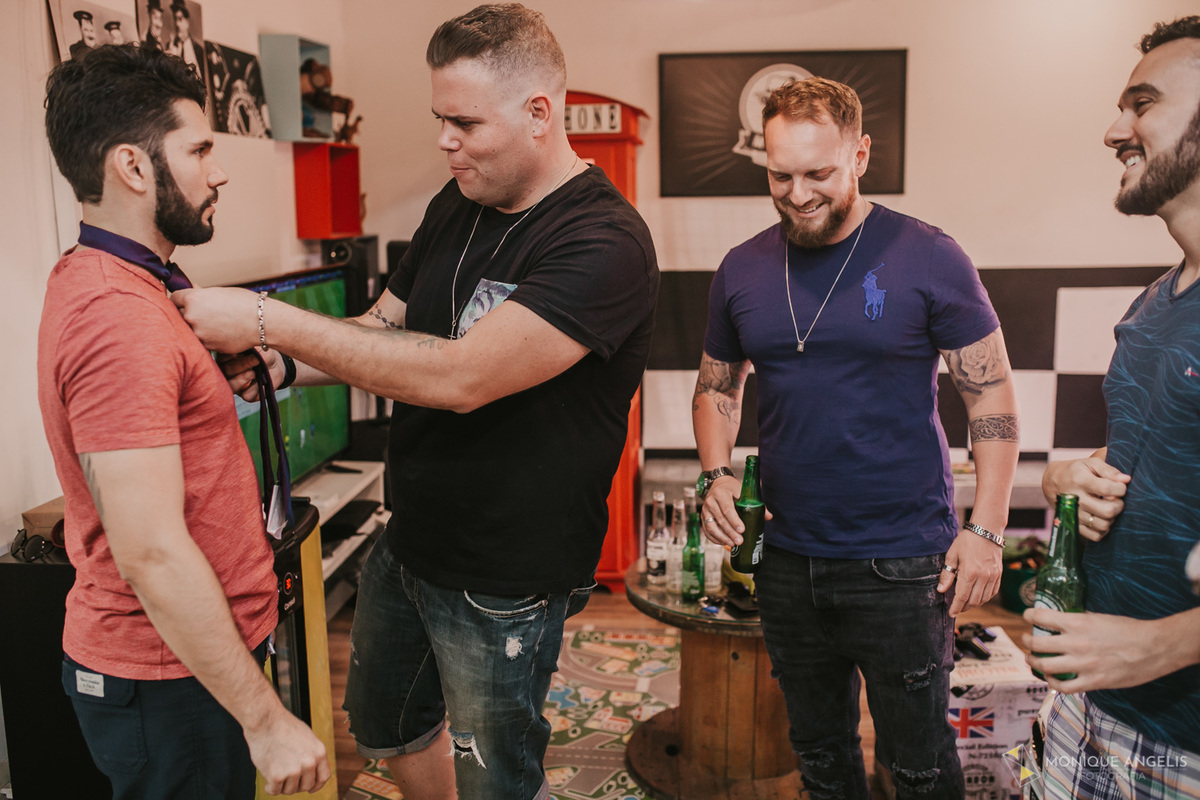 Noivo e seus padrinhos durante Making of