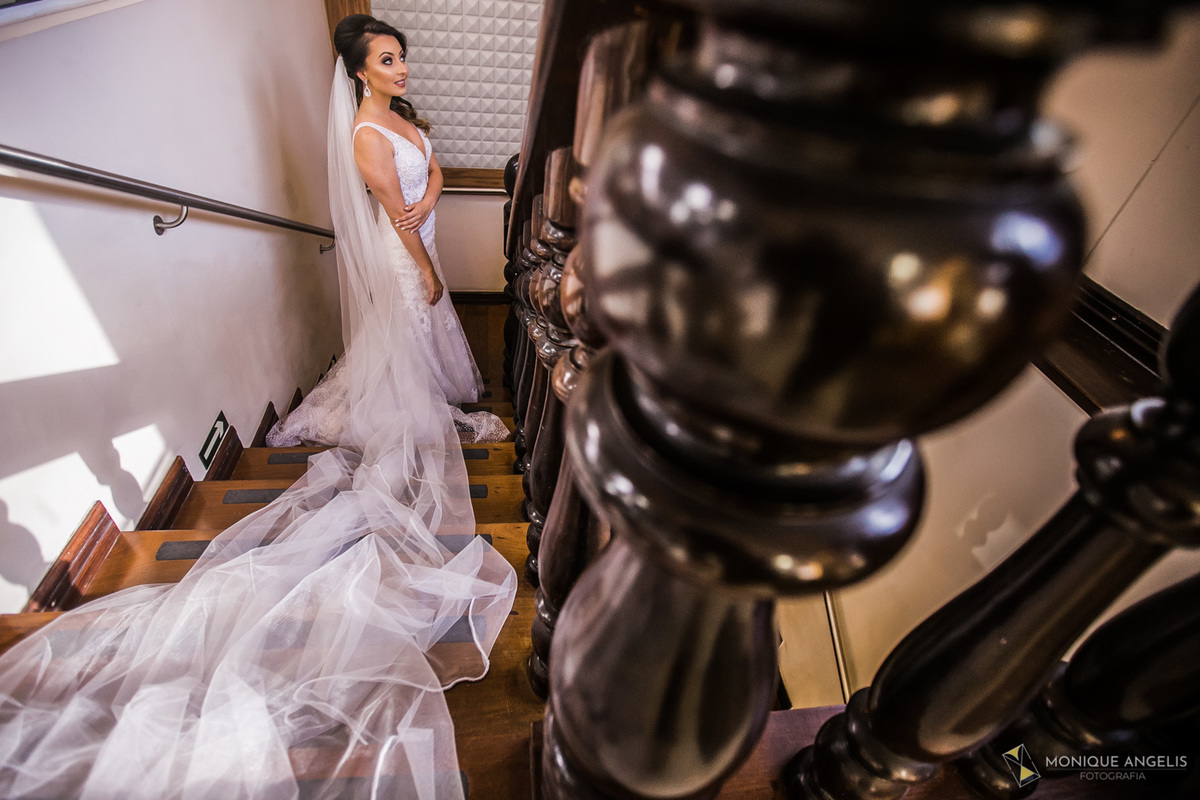 Noiva descendo as escadas no Making of da Noiva no Salão Lellit em Campinas SP