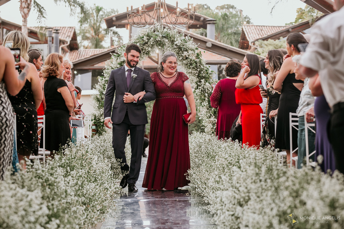 A entrada do noivo na cerimônia de casamento no Kratos Eventos