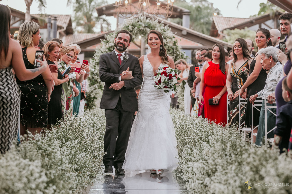 A entrada da noiva no corredor da cerimônia de casamento no no Kratos Eventos