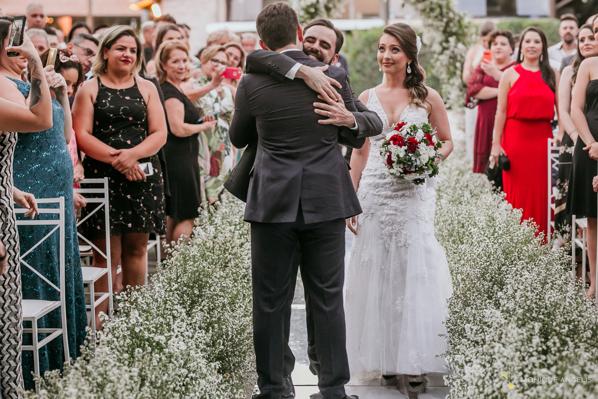 Noiva recebe noiva no corredor para a cerimônia de casamento