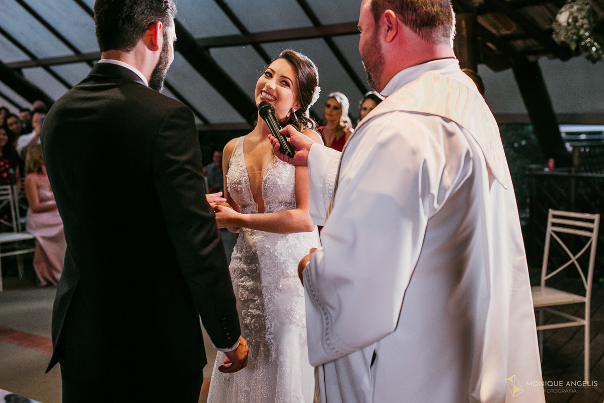 Noiva faz os votos ao noivo durante cerimônia de casamento no Kratos Eventos