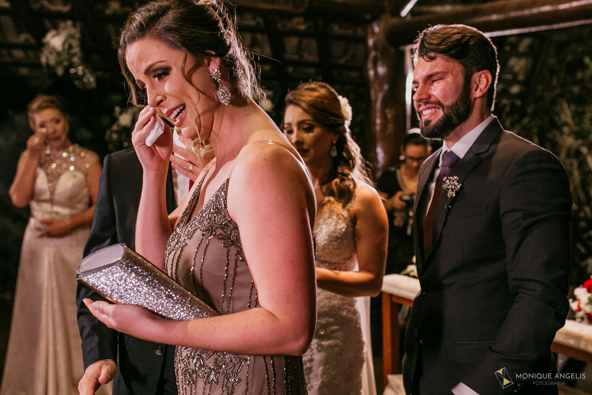 Casal de noivos emocionados recebem os cumprimentos dos padrinhos após a cerimônia de casamento no Kratos Eventos Madrinha Emocionada