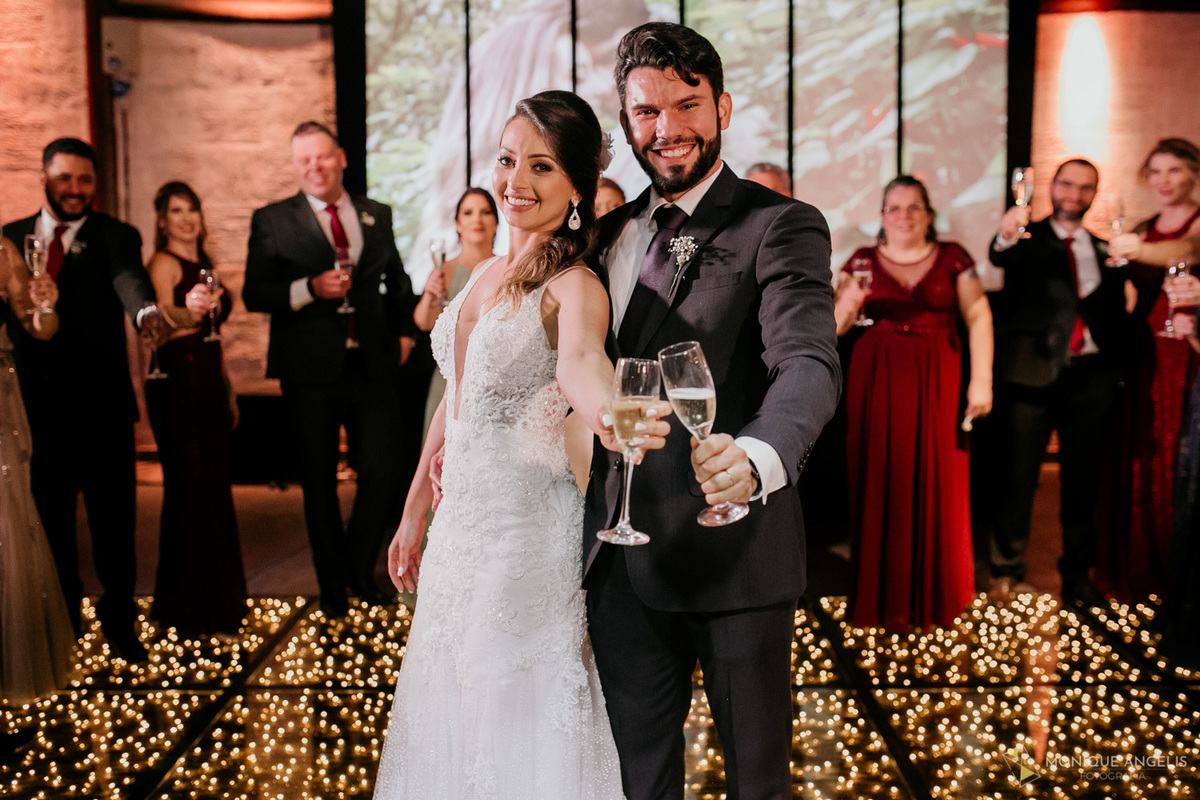 Casal de noivos brindam durante a festa de casamento no Kratos Eventos 