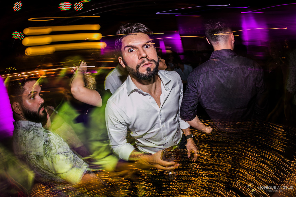 Noivo dançando na pista durante a festa de casamento no Kratos Eventos 