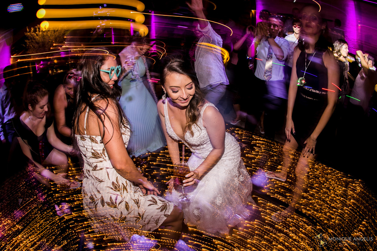 Noiva dança com seus convidados durante a festa de casamento no Kratos Eventos 