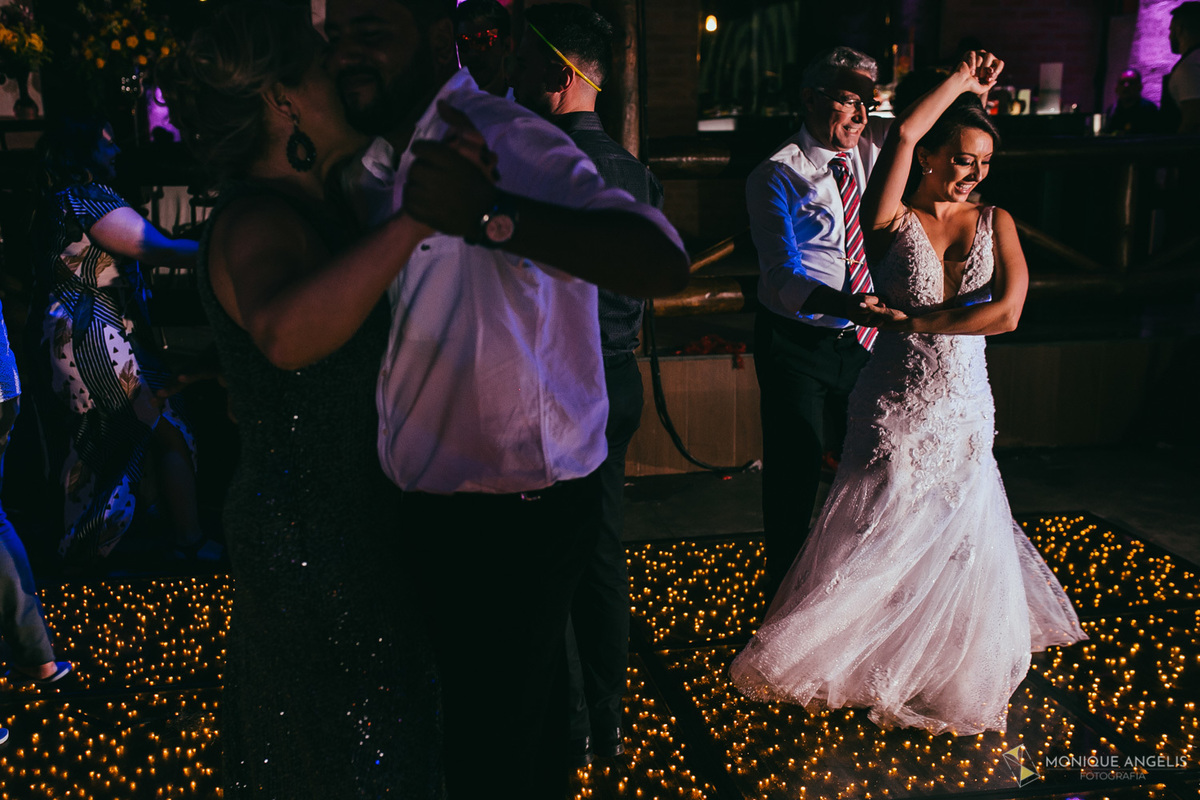Noiva dança com o pai do noivo na pista de dança durante Noiva dança com seus convidados durante a festa de casamento no Kratos Eventos 