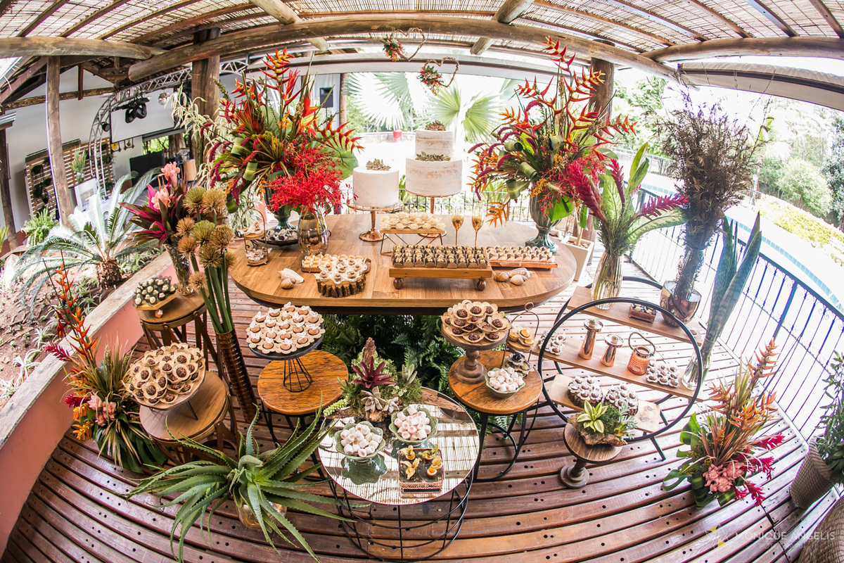 Mesa do bolo e decoração do casamento na Chácara Vila Velha