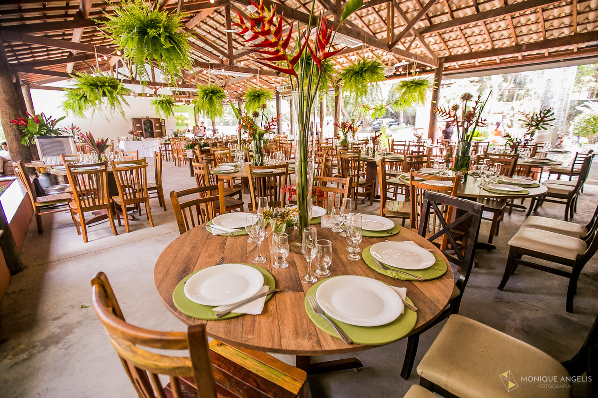 Mesa e decoração da recepção do casamento na Chácara Vila Velha