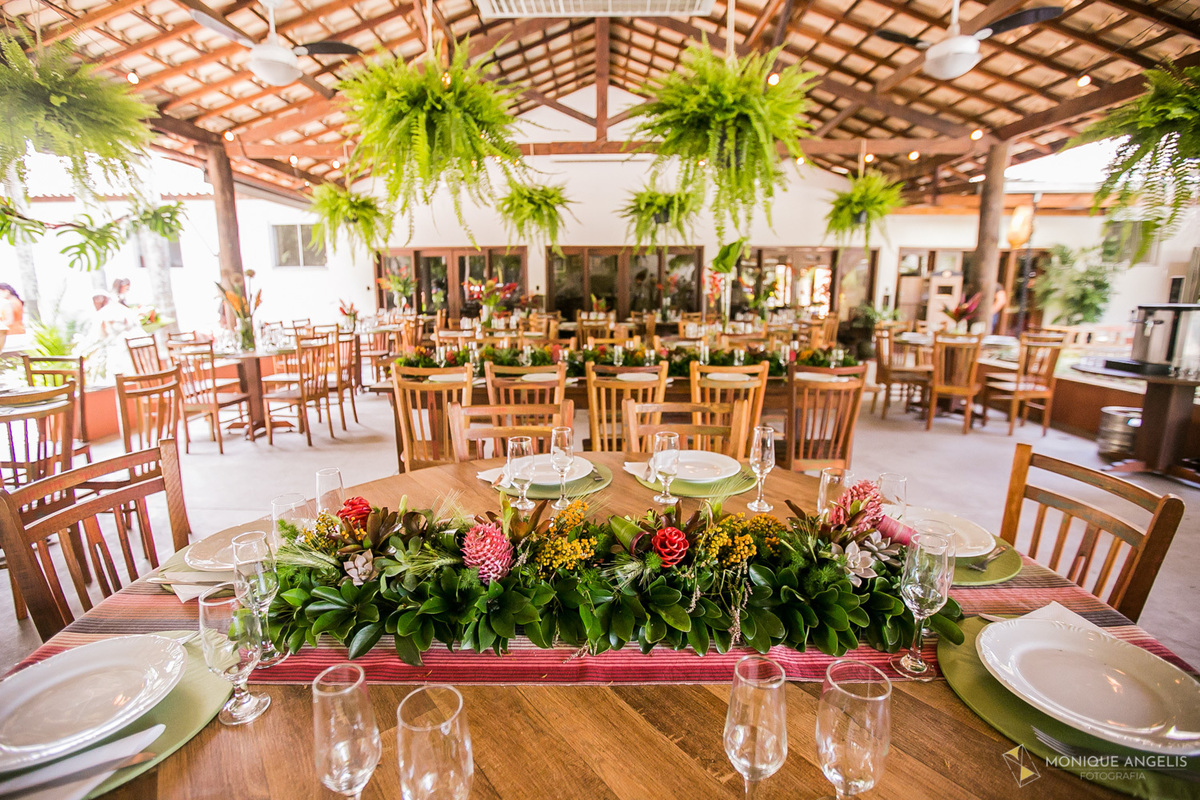Mesa decorada da recepção do casamento na Chácara Vila Velha