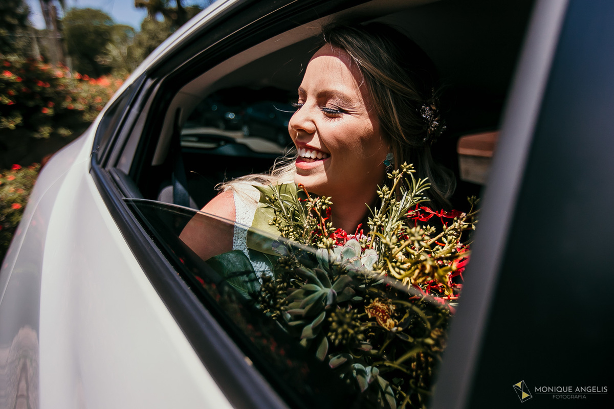 Noiva aguardando no carro sua entrada na cerimônia de casamento na Chácara Vila Velha