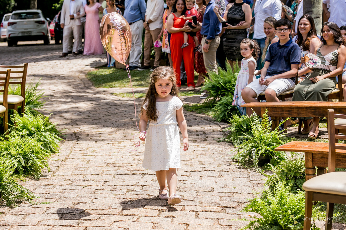 a entrada da daminha na cerimônia de casamento na Chácara Vila Velha