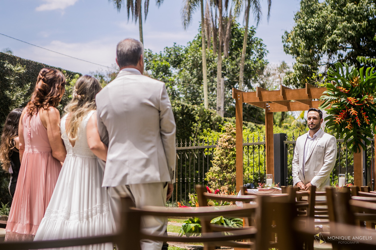 Noivo recebe a noiva no altar na cerimônia de Casamento na Chácara Vila Velha