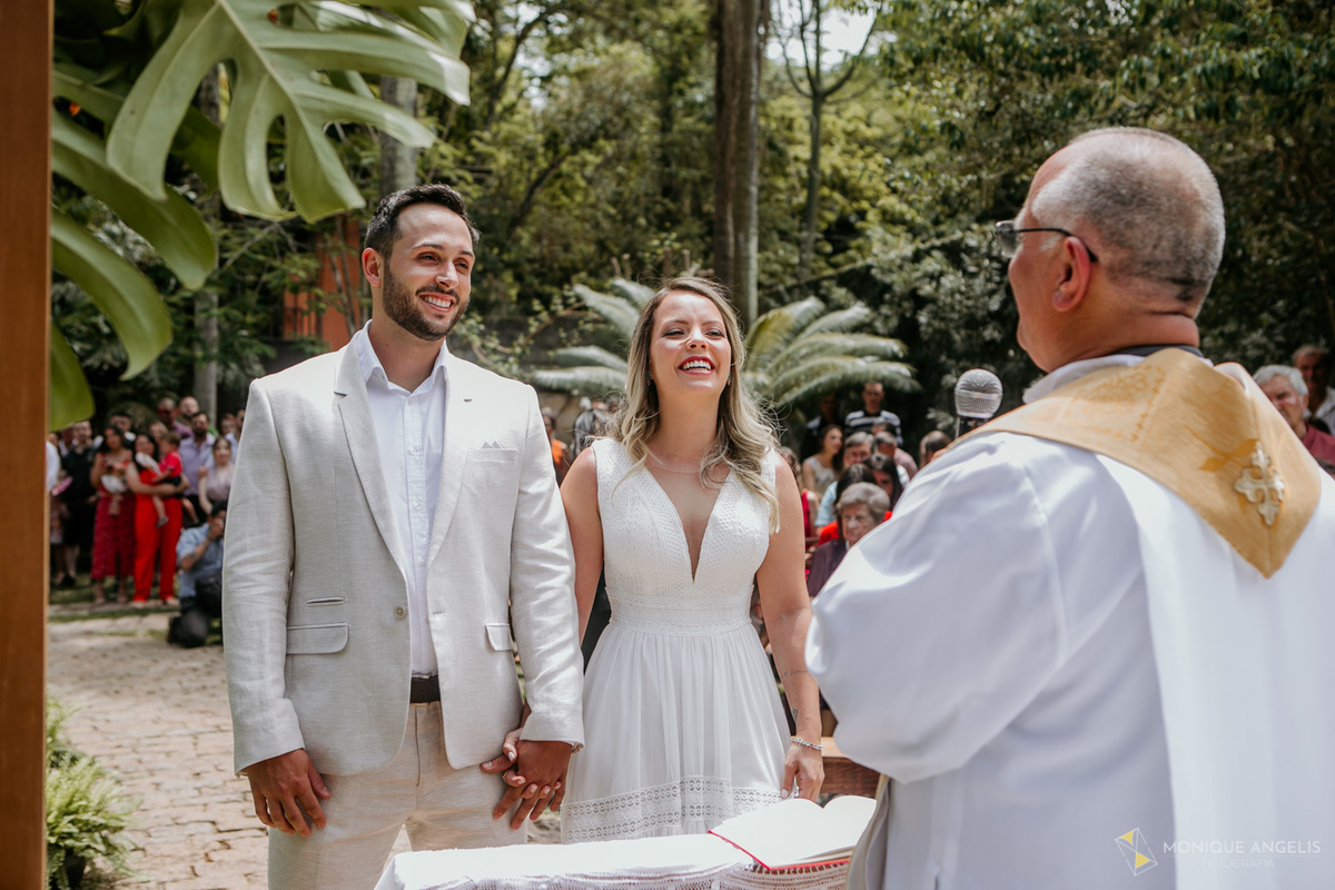 Sorriso do casal de noivos no altar na chácara Vila Velha