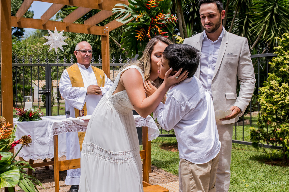 Noiva recebe as alianças na cerimônia de casamento na Chácara Vila Velha em Itatiba