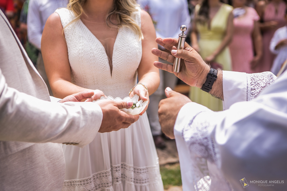 Padre abençoa as alianças durante cerimônia de casamento na Chácara Vila Velha em Itatiba